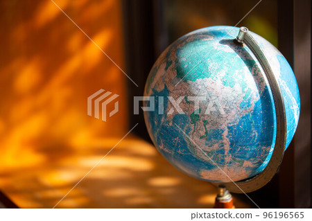 透過窗戶的複古地球儀 透過窗戶的複古地球儀 96196565