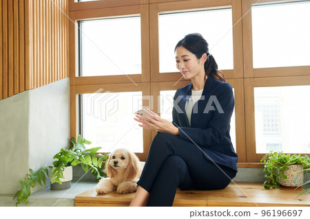 office with dog 96196697