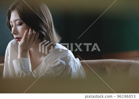 A lady with a cheeks stick 96196853