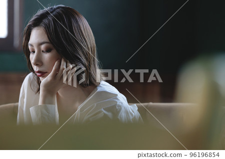 A lady with a cheeks stick 96196854