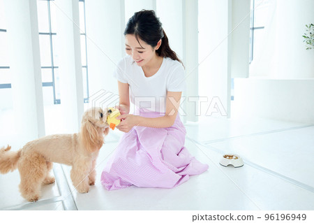 一個和狗一起玩的女人 96196949