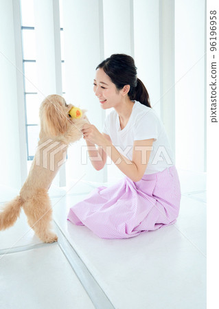 一個和狗一起玩的女人 96196958