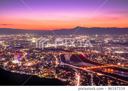 岐阜市金華山的夜景 96197339