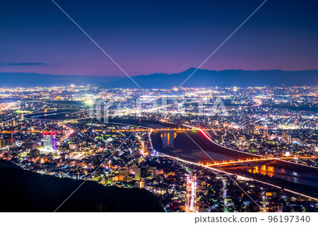 岐阜市金華山的夜景 96197340