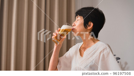 喝啤酒的中年女人 96197508