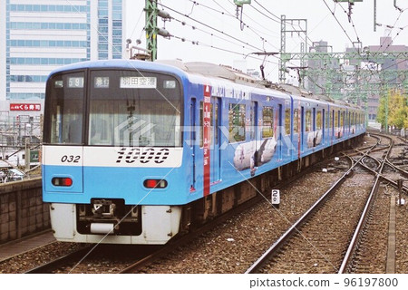 Keihin Electric Express Railway 1000 series going through the elevated section towards Haneda Airport (Haneda Airport Terminal 2 opening commemorative vehicle) Keihin Electric Express Railway 1000 series going through the elevated section towards Haneda Airport (Haneda Airport Terminal 2 opening commemorative vehicle) 96197800