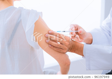 中年婦女接種疫苗注射圖像 96197949