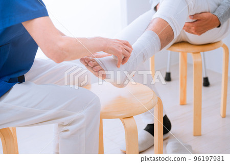 被醫生包紮的中年男子醫學影像 96197981