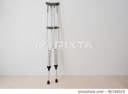 掛在牆上的拐杖醫學圖像 掛在牆上的拐杖醫學圖像 96198028