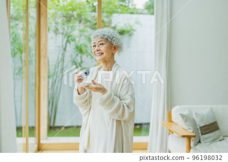 Lifestyle woman with silver hair 96198032