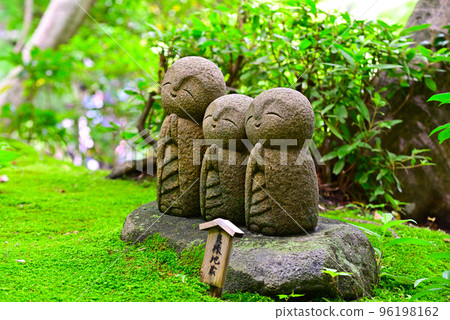 Jizo standing on the moss-covered ground of Hase-dera in Kamakura (Good Engagement Jizo) Jizo standing on the moss-covered ground of Hase-dera in Kamakura (Good Engagement Jizo) 96198162