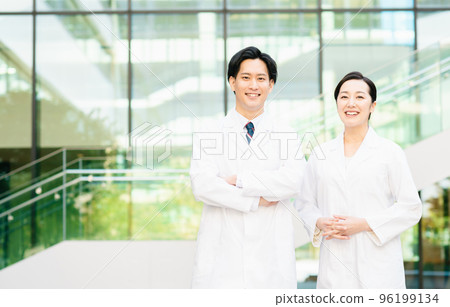 Medical image Two young doctors Photographing cooperation: LINK FOREST 96199134