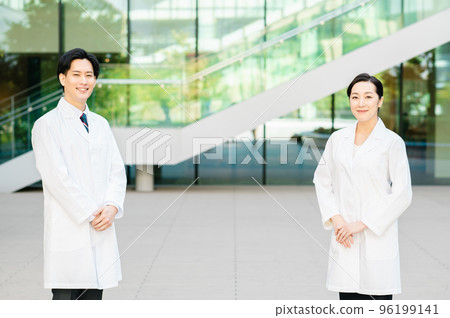 醫學影像 兩位年輕醫生 拍攝合作:LINK FOREST 醫學影像 兩位年輕醫生 拍攝合作:LINK FOREST 96199141