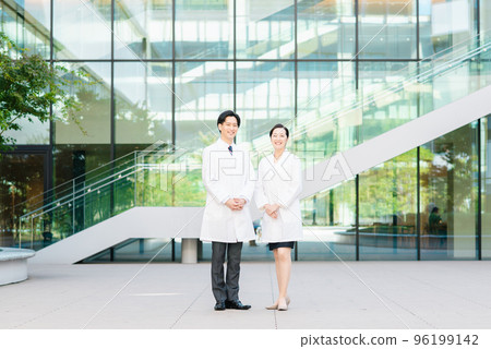 醫學影像 兩位年輕醫生 拍攝合作:LINK FOREST 醫學影像 兩位年輕醫生 拍攝合作:LINK FOREST 96199142