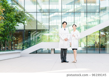 Medical image Two young doctors Photographing cooperation: LINK FOREST 96199145