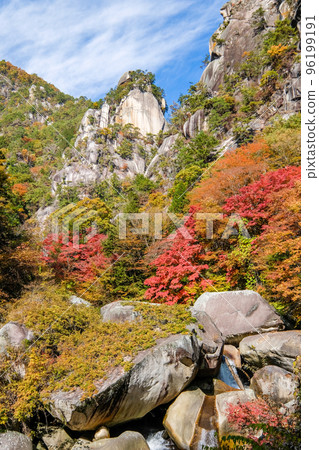 Autumn Shosenkyo Gorge in Kofu City, Yamanashi Prefecture 96199191