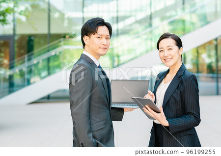 Young business person shooting cooperation: LINK FOREST Young business person shooting cooperation: LINK FOREST 96199255