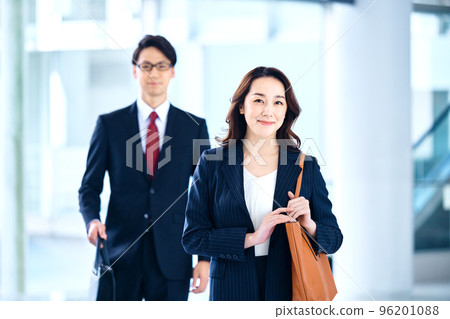 Business woman heading to sales with her subordinates 96201088