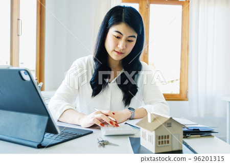 Entrepreneurs, business owners, accountants, real estate agents, Portrait of asian women who use the home buying budget calculator to calculate their financial risks Entrepreneurs, business owners, accountants, real estate agents, Portrait of asian women who use the home buying budget calculator to calculate their financial risks 96201315