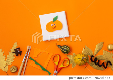 Easy felt pumpkin decoration. Halloween pumpkin idea made with felt. Kids craft autumn concept at 96201443