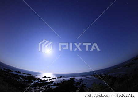 從海上升起的月亮和流星 96202712
