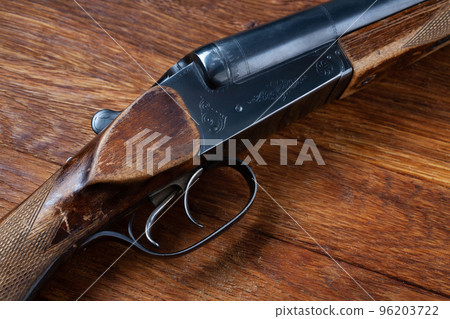 Antique 16-gauge break-action smooth-bored shotgun. Antique 16-gauge break-action smooth-bored shotgun. 96203722