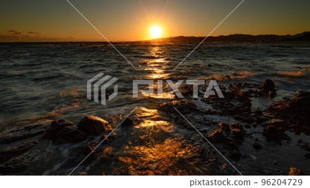 夕陽染紅的大海，靜岡縣下田市，須崎海岸 96204729