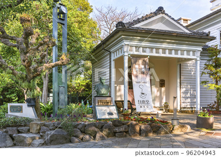 [九州/長崎] 格洛弗花園自遊亭咖啡廳旁邊的草野守吉銅像。 96204943