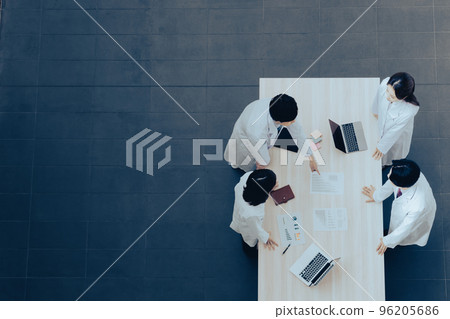 Medical workers having a meeting A true bird's-eye view 96205686