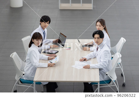 Medical staff having a meeting Medical staff having a meeting 96206322