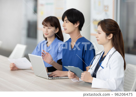 Medical staff having a meeting 96206475