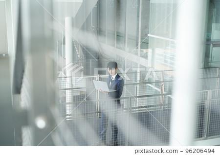 帶筆記本電腦的西裝風格男人 96206494