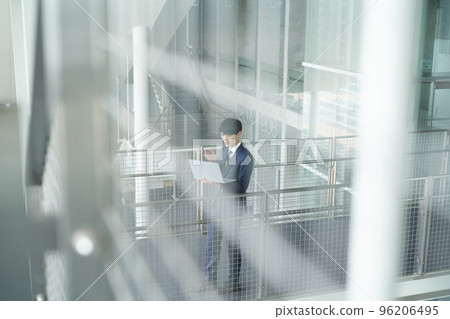 帶筆記本電腦的西裝風格男人 96206495