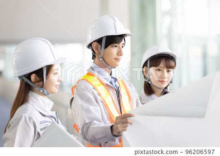 在建築工地工作的人 96206597