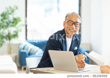 fashionable senior businessman 96206998
