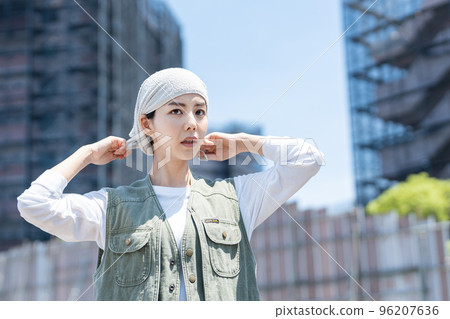 在建築業工作的年輕女性 96207636