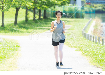慢跑的年輕女士 96207925
