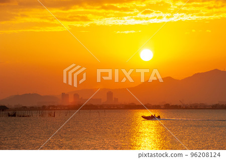 Sunset at Lake Biwa_3070 96208124