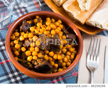 Juicy beef meat stewed with chickpea 96208266