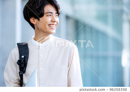 走在校園裡的大學生 96208398