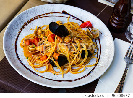 Deliciously seafood pasta of shrimps, mussels and vegetables 96208677