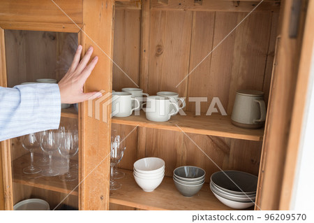 櫥櫃和穿睡衣的男人 96209570