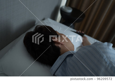 一個40多歲的男人在臥室裡 96209572