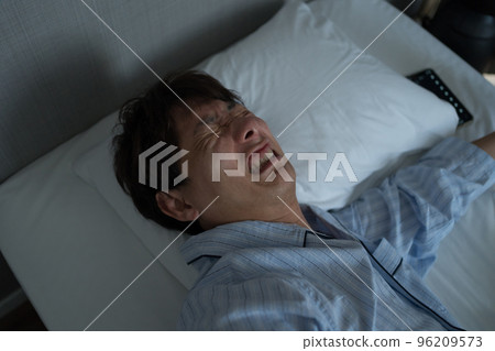 一個40多歲的男人在臥室裡 96209573