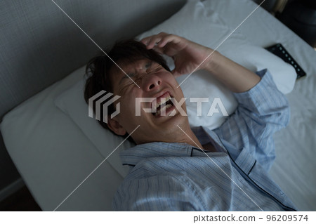 一個40多歲的男人在臥室裡 96209574