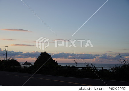 秋天的三方子彩虹線和漂浮在藍天上的小島 96209962