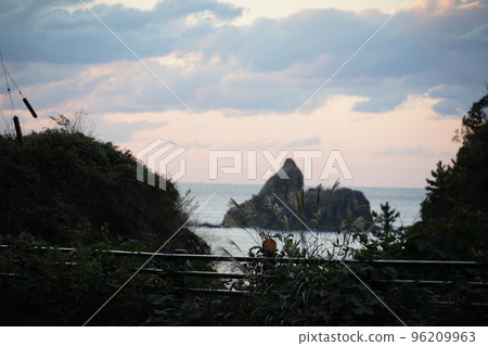 秋天的三方子彩虹線和漂浮在藍天上的小島 秋天的三方子彩虹線和漂浮在藍天上的小島 96209963