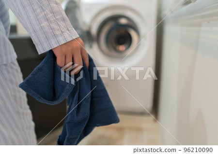 A man in his 40s in pajamas and a washing machine 96210090
