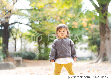 嬰兒在秋天公園玩 96210447