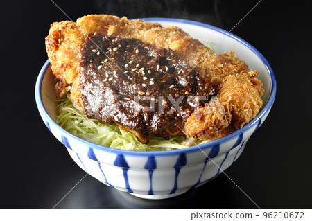 一個熱味噌肉排碗,裡面有很多捲心菜,在黑色背景下拍照 一個熱味噌肉排碗,裡面有很多捲心菜,在黑色背景下拍照 96210672